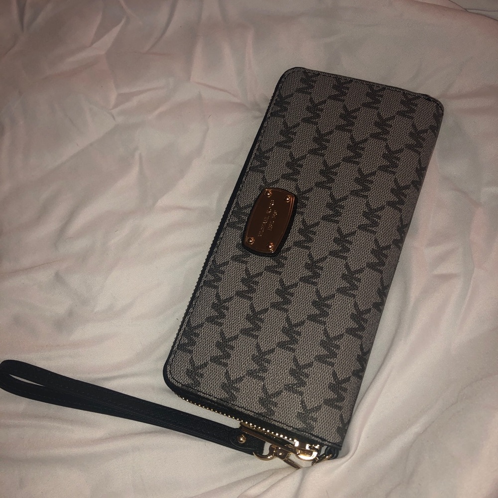 Michael Kors Multifunctional Phone Case Wallet